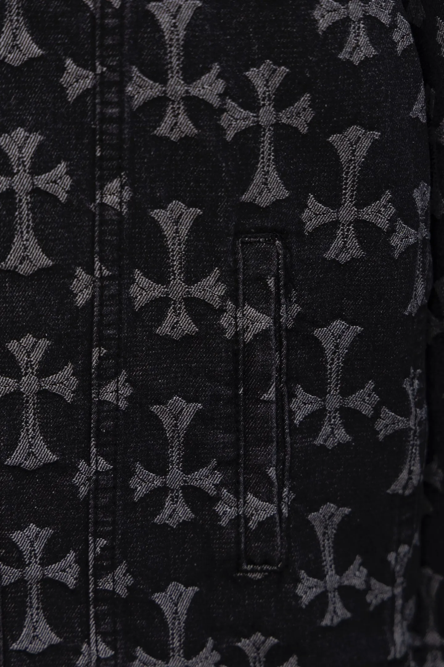 P240 Chrome Hearts CH Chrome Hearts double-sided all-over LOGO jacquard dark pattern heavy-duty denim jacket jeans denim suit same style as the Internet celebrity star's cross-printed denim jacket jeans, the unique cross design element plus all-over printing, full of design sense. It is made of 100% denim cotton fabric with heavy coarse yarn count, which ensures a stiff and tough silhouette while being soft, comfortable and breathable. The lapel is designed with silver buttons and is full of texture. The classic white cross logo is all over the dress, making it a perfect versatile style for spring and summer! Customized jacquard fabric, you can wear it in various styles. This gender-neutral shirt is a must-have for nightclubs. It can be worn as a jacket for both men and women. It can be easily worn by both men and women! The original loose version is made of high-quality pure cotton fabrics. The fabric pattern is high-definition and delicate without burrs. It is comfortable and breathable to wear. All the buttons are molded and customized. It is casual and fashionable and can be matched with any bottoms. It can be windproof and sunproof in spring and summer. It can be worn outside in autumn and winter! Easily concave shape makes you look slimmer and taller, perfect for both men and women! Color: Black Blue Size: Jacket S-XL Pants 28-36